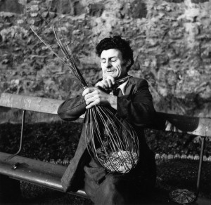 John White, making a stake and strand basket, 1959. School of Scottish Studies, Kissling archive,1959