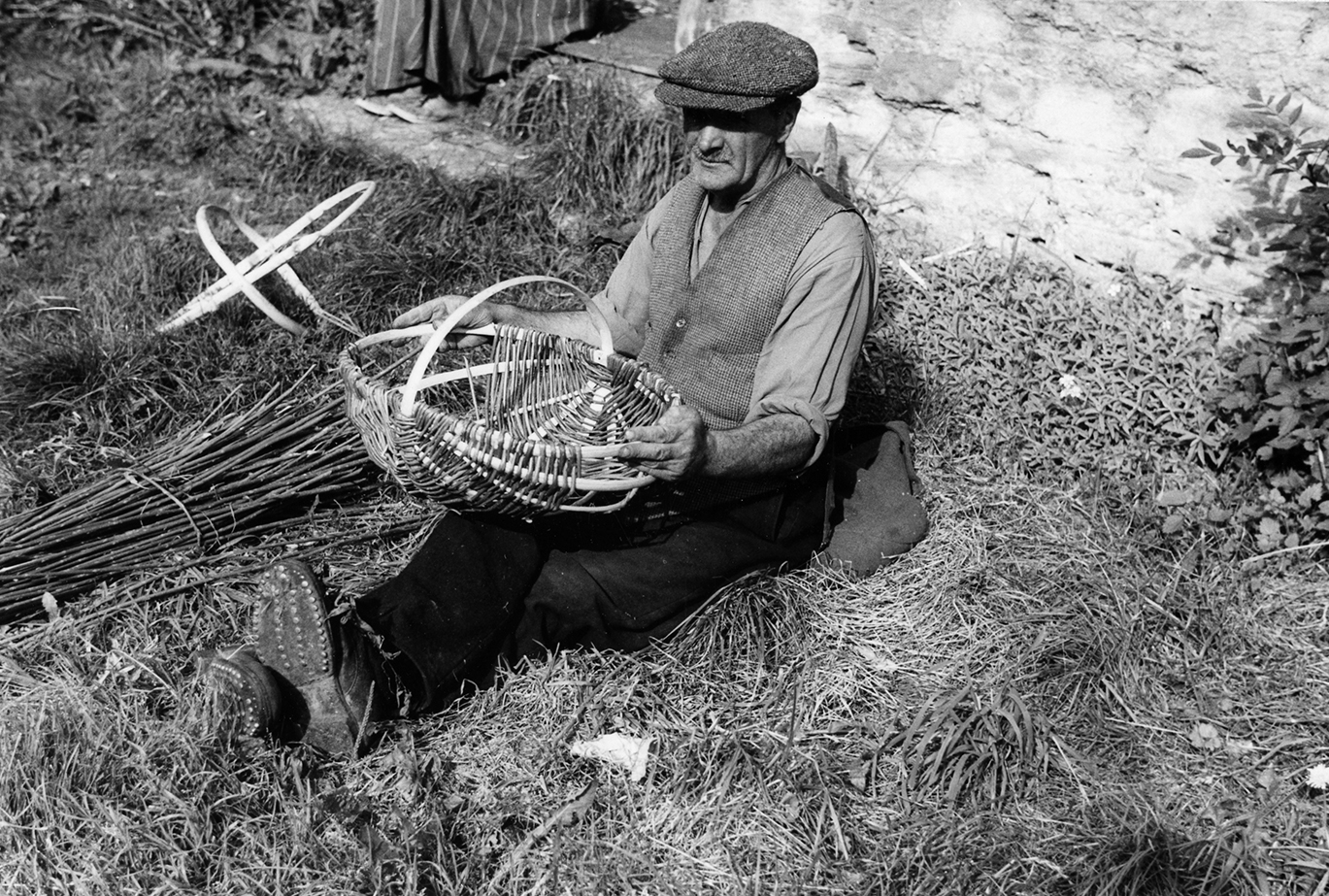 Tinker making a scull for potato gathering.1960 School of Scottish Studies, Kissling Archive